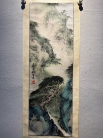 王敬之 尺寸:96*32cm，轴 王敬之，1946年出生于南京，1964年拜当代草圣林散之先生为师，后长期追随著名文史学者王驾吾先生研习《墨子》及先秦文学，自1984年起任浙江人民美术出版社编辑、福建美术出版社副编审、杭州出版社编审。