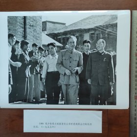 超大尺寸：1955年5月16日，刘少奇视察清华大学，清华校长蒋南翔（右）陪同（袋1261--39号）