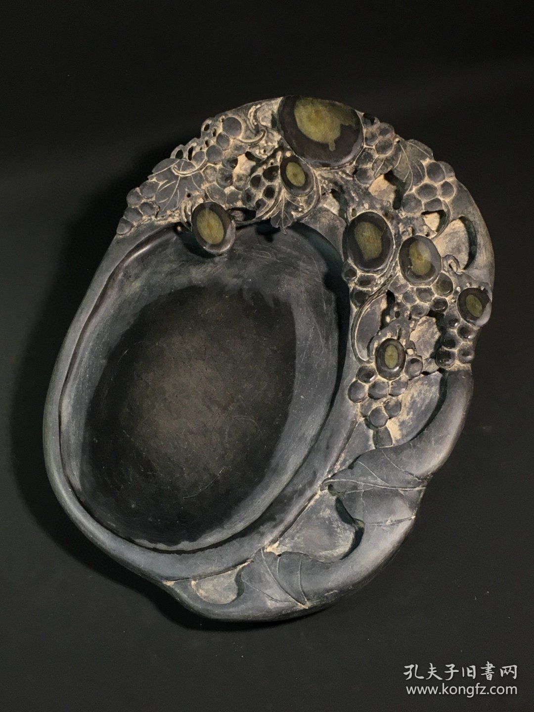 ￼ ￼ ￼ 旧藏端砚 多子多福，石料完美，质地细腻，古朴自然，整砚天然石眼丰富，清晰明亮，巧刻葡提构思巧妙，工艺精湛，砚背铭文劲挺，刀工犀利，包浆浑厚，款：孙智敏。收藏赏用珍品。 尺寸：25/19/4cm。重3.06公斤。