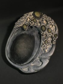 ￼ ￼ ￼ 旧藏端砚 多子多福，石料完美，质地细腻，古朴自然，整砚天然石眼丰富，清晰明亮，巧刻葡提构思巧妙，工艺精湛，砚背铭文劲挺，刀工犀利，包浆浑厚，款：孙智敏。收藏赏用珍品。 尺寸：25/19/4cm。重3.06公斤。