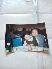 1989年彩色照片【妈妈和孩子参加聚会】