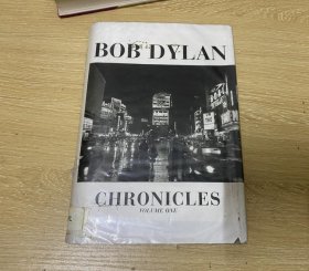 Bob Dylan：Chronicles    鲍勃·迪伦 自传《编年史》，诺贝尔文学奖得主，精装。拉什迪：最近读了许多米沃什的诗歌。除此之外，我还阅读了来自另外一个领域的作品，也就是鲍勃·迪伦的《编年史》，它非常棒。这本书写得很好。
