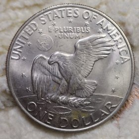 美国一美元硬币。正面:美前总统艾森豪威尔头像。背面:登月飞鹰纪念银币。重量22克。含银量高。