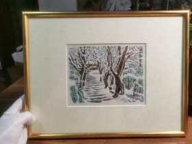 日本画家德力富吉郎手绘水彩版画雪景画一副，木头画框描金，玻璃面板，框长40宽30.5厘米，画芯长19宽15厘米，德力富吉郎是1902年出生的日本画家，获得过很多大奖，看好拍不讲价不退换。 德力富吉郎（明治35年（1902年）3月22日-平成12年（2000年）7月1日）日本京都人，日本艺术家，收藏家，木版画家，京都市立繪畫専校畢業後，師事土田麥僊，曾獲得日本國畫賞。