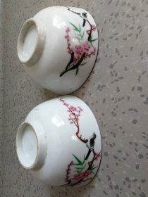 2个一对。五六十年代手绘画的，五彩喜鹊登梅图碗一对。包老保真怀旧，全品稀少，精美漂亮。特价处理