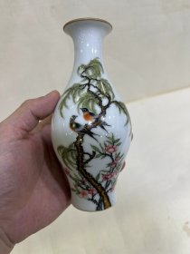 清代雍正年制珐琅彩柳荫春燕橄榄瓶