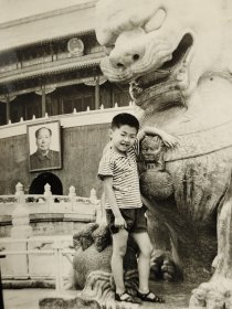 建国早期小孩天安门石狮子前拍照