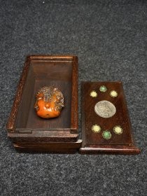 珍藏1花梨木镶嵌银元机关收藏盒内珍藏老蜜蜡一念之间挂件 机关盒尺寸：长宽高13.8/8.2/5.7厘米