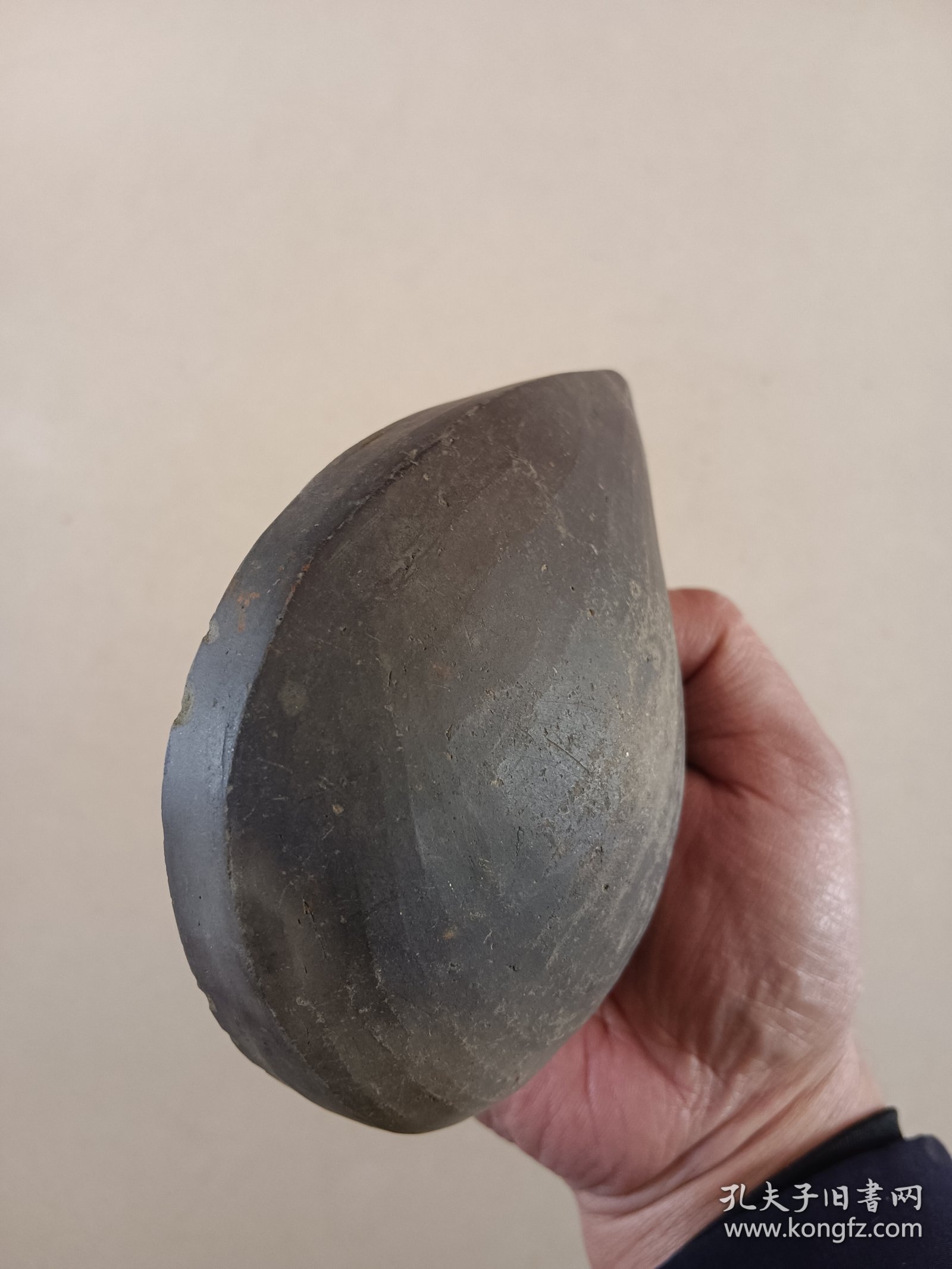 老陶制桃型面模子 边沿小磕皮 中心花蕊有两处小凸出尖缺损见图九红圈为缺失蓝圈为完整