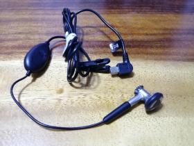 Motorola摩托罗拉单耳机（单侧）一副，接口如图，做工精致，收藏佳品，型号自辨，看清下单。（特殊藏品，看清再下单，不退）