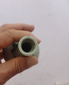 明代·兰青花小天球瓶，明兰青花画功古朴典雅，包浆厚重，精美漂亮！尺寸：直径7cm ，高 11Cm。