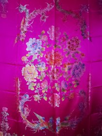[全新]浙江杭州玫红色真丝彩缎七彩被面，真丝品质保证！单人被面尺寸：132x197cm，没下过水，没发现针眼线迹破损渍迹，有如图四所示的因测试成分用火烧而剪掉的一点点。不过毕竟是几十年前的被面，出厂自带的细小瑕疵在所难免，自定五新，售后不退。凤戏牡丹花型，被面花型布局齐整，印染工艺细腻逼真，且光泽度极高，做被子亦或是收藏都是首选。真丝彩缎，二手默认微瑕，售后不退，搞清楚下单，不要扯皮。