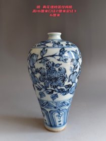 青花缠枝莲纹梅瓶，高16厘米，口径2厘米，足径3.6厘米 。釉水肥厚，青花发色深沉，缠枝莲婉转盛放，古韵悠悠，尽显明代瓷艺的典雅与精巧，似在无声诉说往昔岁月的审美与故事 。