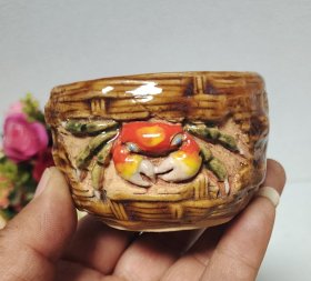 美术陶艺，柴烧浮雕藤篓螃蟹杯。口径7厘米，高4.5厘米。