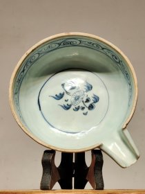 下乡偶得青花油灯:器型少见，保存完好，收藏佳品。 尺寸：高4.5厘米 直径16.5厘米。