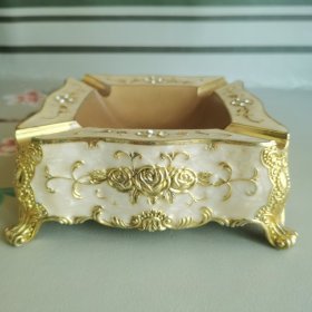 金属烟灰缸（磁铁不吸，据说是金属铠）