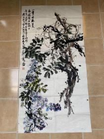 【铁牍精舍】【名家书画】【画1-6】张鼎昌紫藤软片，133x68cm。张鼎昌（1941－ ）上海市人。擅写意花鸟，得潘天寿、吴湖帆先生指授。笔墨淋淳恣肆，浑厚朴茂，出入青藤白石间。后思变法，以原始岩画遗意和金石文之笔趣入画，古意翻新。佳作《宾虹草堂图》为黄宾虹纪念馆收藏；《紫藤》为吕风子纪念馆收藏。《寿桃》一幅，入选“纪念孙中山先生诞辰120周年书画展”。