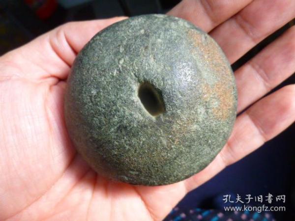 高年份石器稀少，品相完好，无裂无纹，直径7.3cm.图5678为图三的下右左上图片，包老保真大开门。