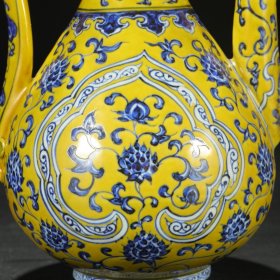 明代 永乐黄地青花开窗花卉纹银口大执壶 尺寸：高32.5公分 口径6.5公分 直径24公分