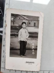 60年代气质小美女佩戴毛主席像章在毛泽东同志旧居背景前照片1.看眼睛2.一只手放包里3.昆明东方红照相馆