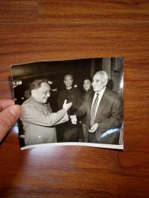 原版老照片 1983年11月22日首都各界人士举行庆祝马海德来华工作50周年招待会，邓小平对马海德作出的贡献给予了高度评价