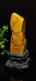 旧藏珍品，寿山石极品金田黄印章摆件 大清著名雕刻家【吴昌硕】之藏品 取材上乘田黄石，色泽温润如玉，机理细腻油润，质地纯净通透，工艺精湛一流，人物，树木，栩栩如生，惟妙惟肖，萝卜纹清晰可见，强光下呈现极品黄金宝石色，晶莹剔透，美轮美奂，包浆醇厚自然，实属收藏观赏珍品。 【品名】聚贤图 【尺寸】高19宽8 【重量】2200克