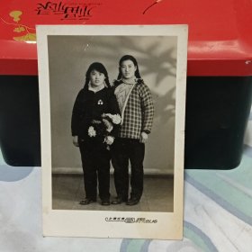 一位佩两枚奖章穿旧棉袄姐妹俩老照片
