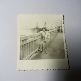 老照片–帅气青年在南京长江大桥上留影（右手放在桥栏上）
