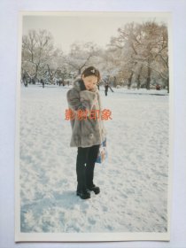 九十年代穿貂皮大衣的美女在雪中留影照片(2)