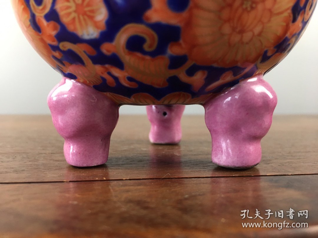 珐琅彩熏香炉一个，纯手工绘画，包浆自然，保存完整。细节如图