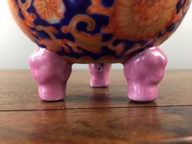 珐琅彩熏香炉一个,纯手工绘画,包浆自然,保存完整。细节如图