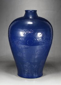 大清乾隆年制 霁蓝釉暗刻工双龙戏珠梅瓶