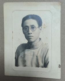 民国廿十年 1931年 黑白老照片一张 文雅读书人着装 背后有毛笔字