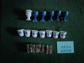 陶瓷马蹄青花描金小酒杯7个，高足描金小酒杯6个，玻璃小酒杯4个，17个合售