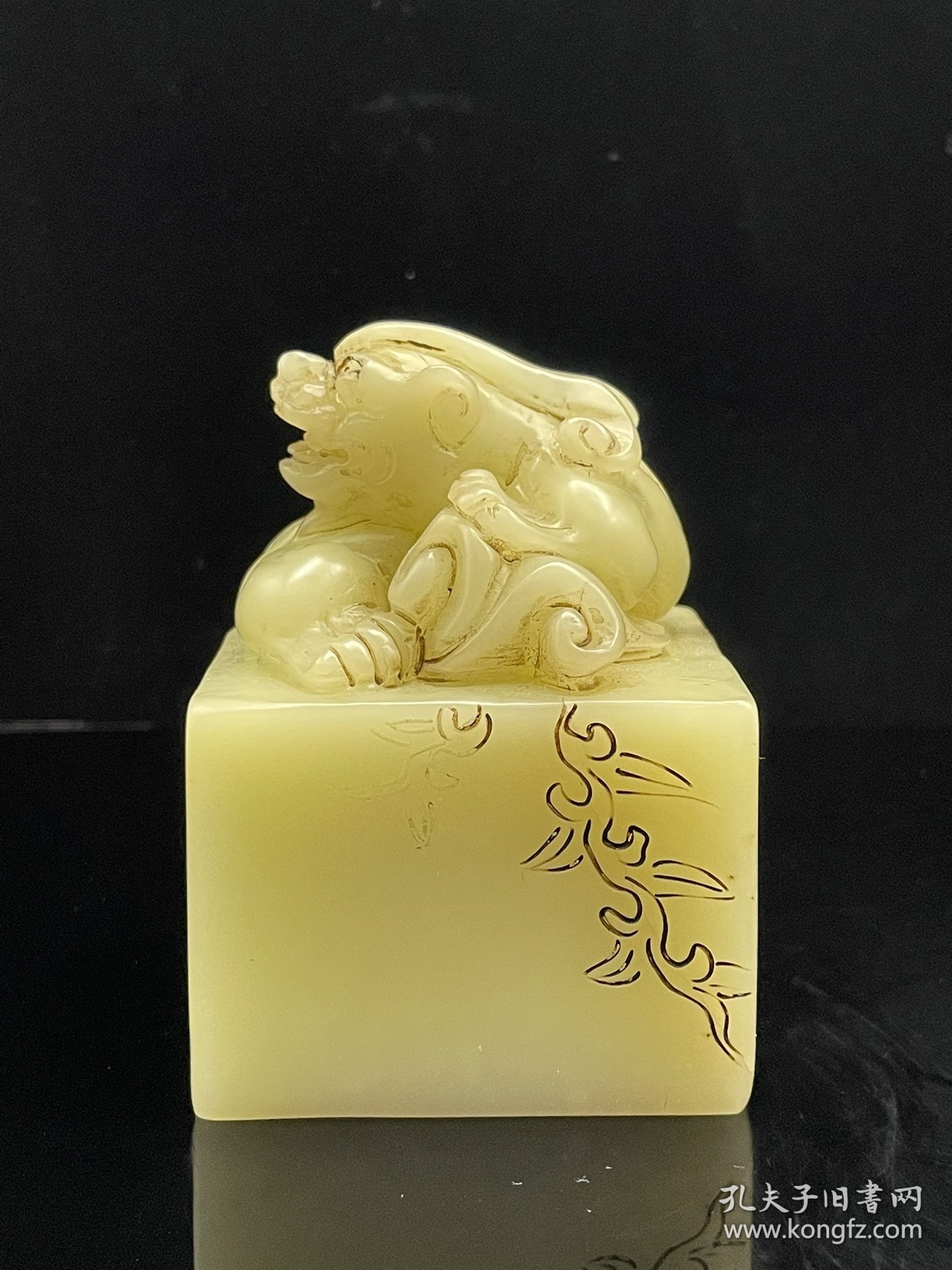 珍品旧藏．篆刻家壬申年少甫刻。 精品寿山石田黄级白芙蓉田黄石印章。 石质温润细腻，雕刻精美。纹路清晰。质地通透。尺寸：5.9*5.9*8.2厘米。重量：526克。