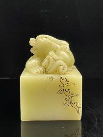 珍品旧藏．篆刻家壬申年少甫刻。 精品寿山石田黄级白芙蓉田黄石印章。 石质温润细腻，雕刻精美。纹路清晰。质地通透。尺寸：5.9*5.9*8.2厘米。重量：526克。