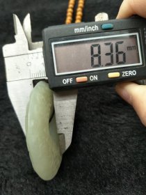 和田玉平安扣挂件。寓意好保平安，玉质细腻，雕工精美，古色古香，包浆醇厚，韵味十足