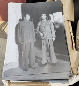 《毛泽东和周恩来》1960年在庐山、纪念毛泽东同志诞辰100周年、 精美精印高档毛泽东艺术图片、老照片黑白印刷1993年9月、一版一印、吕厚民摄影作品
