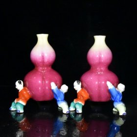 清代雍正珐琅彩童子葫芦瓶一对【15.2x11.5cm