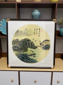 国画，青绿山水画，半工笔画半写意画，皴法点染，纯手绘，假一赔万，正面一幅画，背面一幅画，都是本人精心收藏的，河北省美协唐建平老师的原创大作，实际画的比照片拍出来要漂亮的多，照相光线不好，笔法苍劲有力，浓淡干湿焦，行云流水。50×50的斗方，实木框，带一个实木框的价格，家里客厅，卧室，书房都可悬挂，特别是玄关挂。