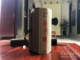 龙鳞装 弟子规 龙鳞装，又叫旋风装，因打开侧面看似龙之麟片，截面看似如龙卷风而得名。该装帧只出现在唐代一套小学方面的书籍。据考证，龙鳞装后不传，究其原因很简单～翻阅不便，工艺复杂，但观赏性极佳，书房中有此一件把玩，足以弥补古籍收藏之遗憾。透过大量资料查阅，得知其工艺步骤及细节，复原之。技艺探究之难，三夜难述。特制独立手提锦盒装，收藏、礼品两相宜！