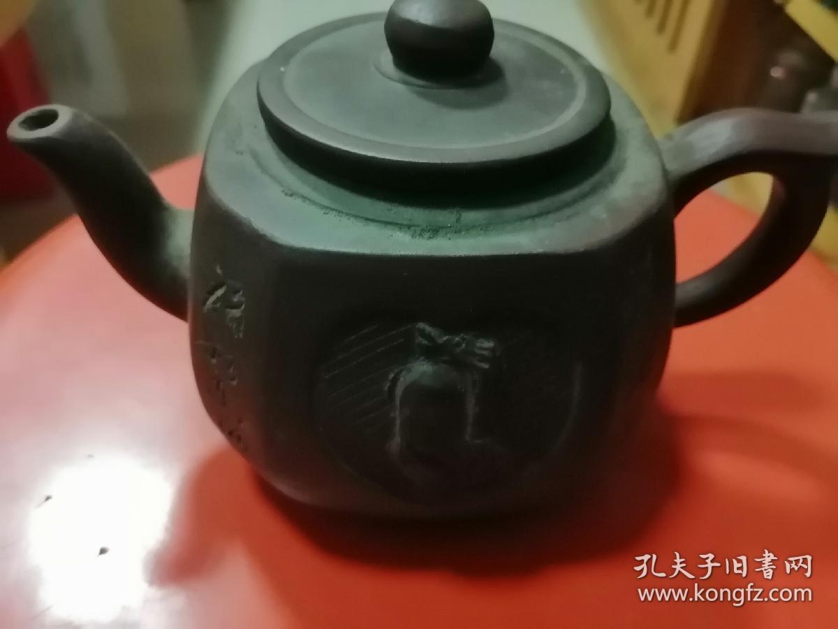 中国工艺美术大师汪寅仙时期制紫砂壶，上盖内有一小点掉皮，品相如图所示，基本完好无损，售后无悔。