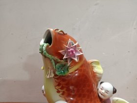非常漂亮可爱的鲤鱼童子瓷塑摆件
