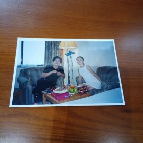 老照片–母女二人坐在沙发上留影（桌上水果和小吃清晰可见）