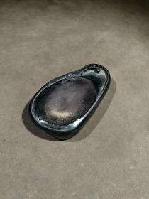 端砚，砚雕葡萄寓意子孙满堂，一本万利。砚堂火捺，玫瑰籽，蕉叶白。砚背落款：潘亦隽。砚形小巧精致，包浆厚重，质地细腻。砚长12.3厘米，宽7厘米，厚3厘米。