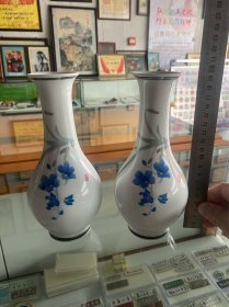 七八十年代红官窑湖南醴陵群力瓷厂出品！手绘釉下彩花卉图案瓷瓶一对！两件合售！品相完好无损！