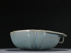 宋汝窑花口笔洗尺寸：高6.5cm长21.5cm