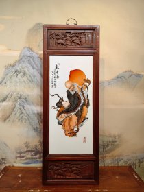旧藏 王大凡【献寿图】 红木镶瓷板画粉彩人物挂屏，尺寸高度120 厘米/ 宽42.5厘米 ​品完整、牢固无松动、尺寸如图！ ​