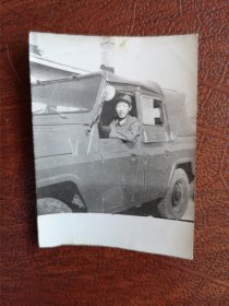 70年代老照片，吉普车司机等工作照两张
