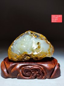 天然玛瑙弥勒佛摆件，天然玛瑙原石，俏色巧雕，黄花梨底座